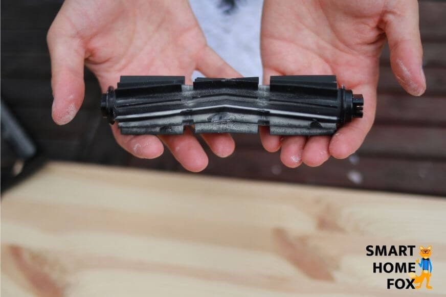 Die Gummibürste des Yeedi Mop wird in den Händen gehalten